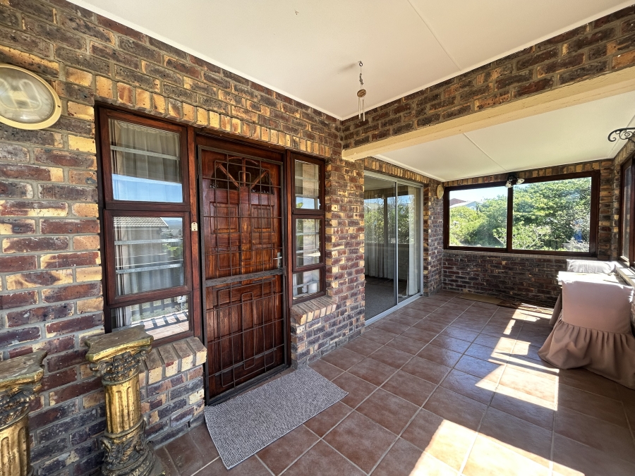 4 Bedroom Property for Sale in Wavecrest Eastern Cape